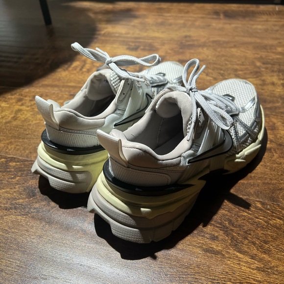 Nike Women’s V2K Run Shoes | size 7 US W - Picture 3 of 3